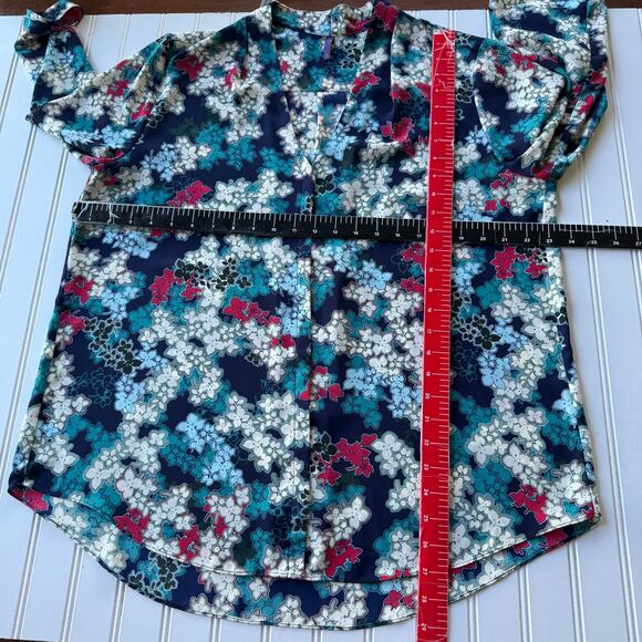 NYDJ Size L Blue Multivolor Floral V neck shirt - Picture 6 of 7